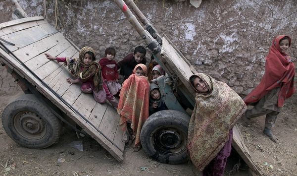 Những em bé Afghanistan tị nạn đang nô đùa trong một con hẻm ở khu ổ chuột khu ngoại ô Islamabad, Pakistan. Ảnh Muhammed Muheisen.