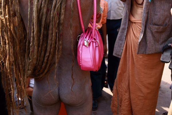 Một người hoàn toàn không mặc gì mang theo chiếc túi xách màu hồng tới tham gia lễ hội Kumbha Mela 2010 tại Haridwar, Ấn Độ. Ảnh của tác giả Kyohei Mitazaki, người đã gửi nó cho tạp chí National Geographic trong tháng 12/2011.