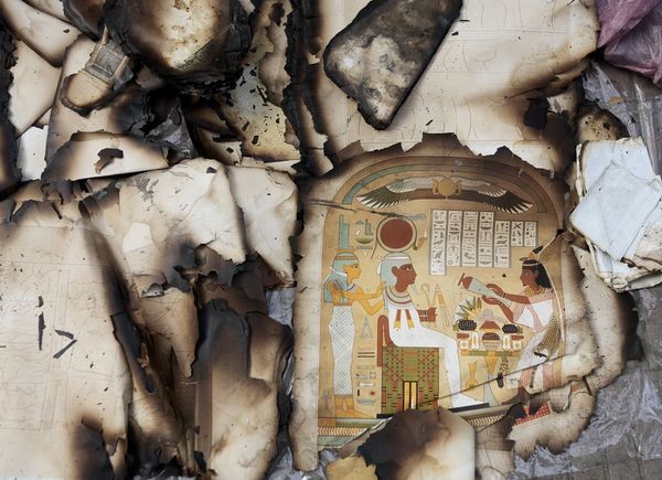 Những phần còn lại của các cuốn sách cổ quý hiếm được cứu ra khỏi đống lửa do bị đốt phá trong cuộc đụng độ giữa những người biểu tình và nhân viên an ninh ở gần quảng trường Tahrir. Ảnh Amr Nabil.