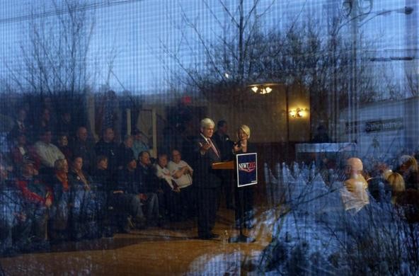 Ứng cử viên Tổng thống đảng Cộng hòa kiêm cựu phát ngôn viên Nhà Trắng Newt Gingrich (giữa) được nhìn từ bên ngoài cửa sổ Nhà hát lớn ở Littleton, New Hampshire, Mỹ ngày 5/1