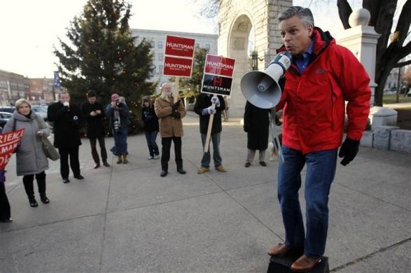 Ứng viên Tổng thống đảng Cộng hòa, cựu Thống đốc bang Utah Jon Huntsman kêu gọi sự ủng hộ của người dân địa phương tại một chiến dịch tranh cử ở Quảng trường Eagle Clock Tower, Concord, New Hampshire ngày 4/1.