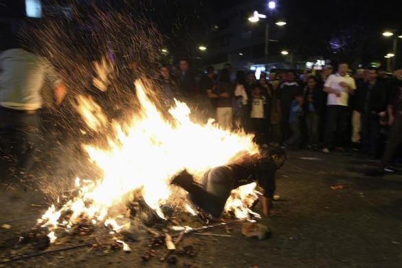 Một người đàn ông bị ngã khi cố nhảy ra đống lửa ở lễ kỷ niệm Foch Plaza ở Quito, Ecuador ngày 1/1.