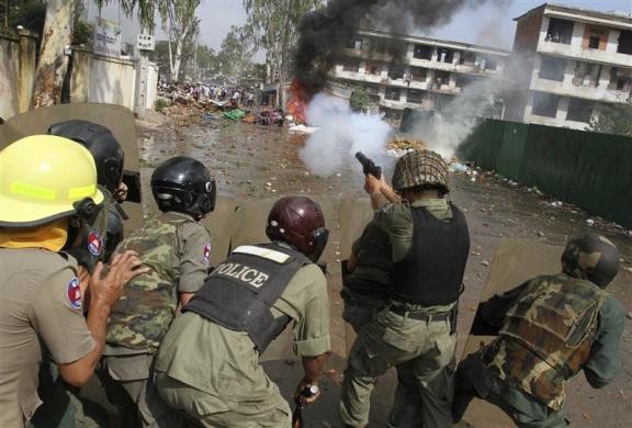 Cảnh sát chống bạo động Campuchia bắn hơi cay trong quá trình cưỡng chế người dân di dời khỏi khu phức hợp Borei Keila ở Phnom Penh để lấy đất xây trung tâm thương mại ngày 3/1. Một cảnh sát, 1 dân thường đã bị thương và 12 người khác bị bắt trong vụ đụng độ bạo lực trên.