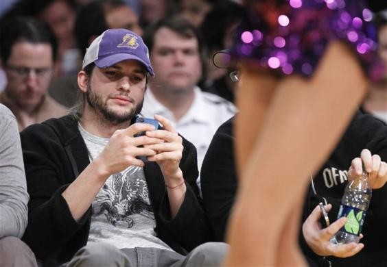 Diễn viên Ashton Kutcher đã xem điện thoại di động riêng trong suốt quá trình biễn ra trân NBA giữa đội Los Angeles Lakers và Houston Rockets tại Los Angeles, California ngày 3/1