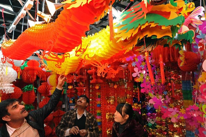 Doanh nhân Pakistan lựa đồ trang trí năm mới tại thành phố Yiwu, Chiết Giang, Trung Quốc
