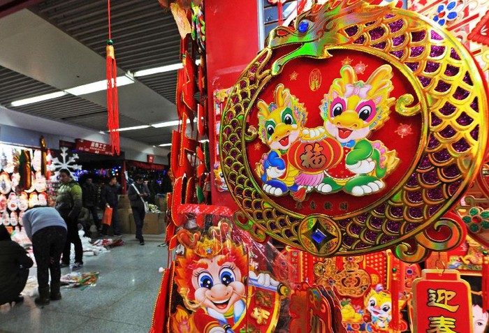 Người dân Trung Quốc mua đồ trang trí năm mới tại thành phố Yiwu, Chiết Giang, Trung Quốc