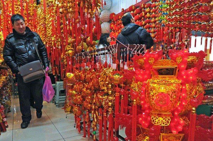 Người dân mua sắm đồ trang trí năm mới tại trung tâm thương mại ở thành phố Yiwu, Chiết Giang, Trung Quốc.