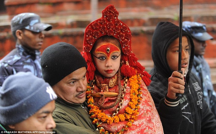 Các Kumari sẽ được mặc bộ trang phục đỏ vàng và được hàng ngàn tín đồ tôn thờ. Họ được cho là hiện thân của nữ thần Kali và xuất hiện 13 lần trong năm.
