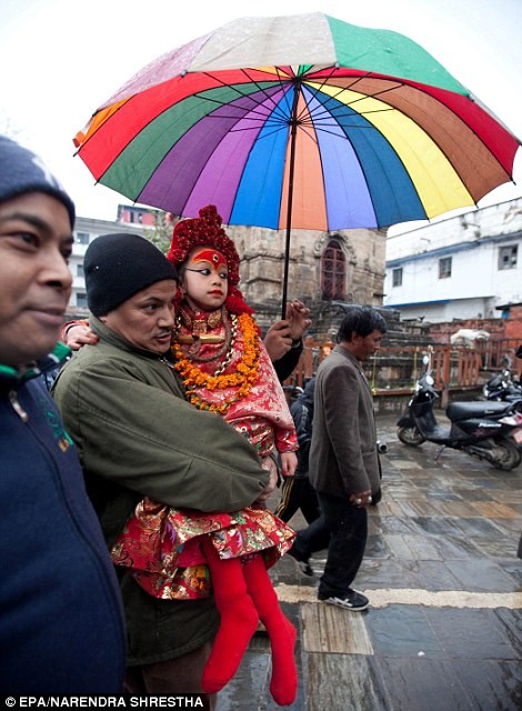 Trong niềm tin của người Ấn Độ và Nepal, Kumari tượng trưng cho sự may mắn, thịnh vượng và bảo vệ họ khỏi quỷ dữ