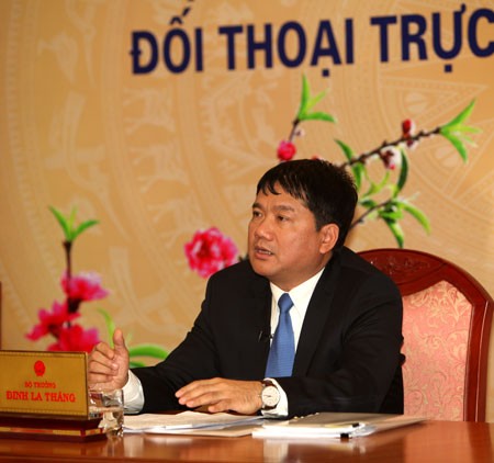 Bộ trưởng Đinh La Thăng tại buổi đối thoại trực tuyến với dân (ảnh Dân Trí)