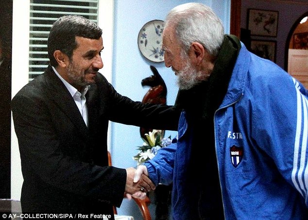 Cựu Chủ tịch Cuba Fidel Castro (phải) và Tổng thống Iran Ahmadinejad tại Havana ngày 11/1