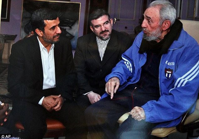 Cựu Chủ tịch Cuba Fidel Castro (phải) và Tổng thống Iran Ahmadinejad (trái) và phiên dịch viên (giữa) tại Havana ngày 11/1