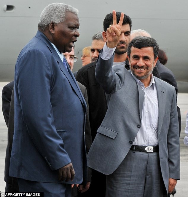 Phó Chủ tịch Cuba Esteban Lazo đón Tổng thống Iran Mahmoud Ahmadinejad tại sân bay