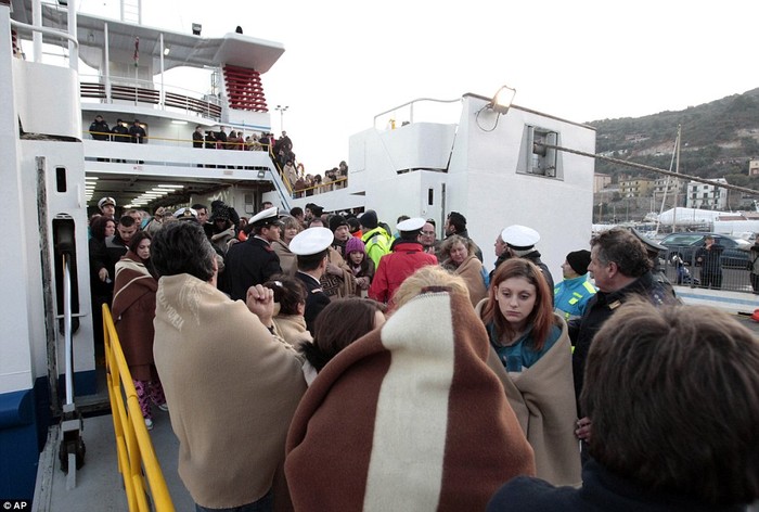 Hành khách trên tàu được các nhân viên cứu hộ giúp đỡ sơ tán lên bờ