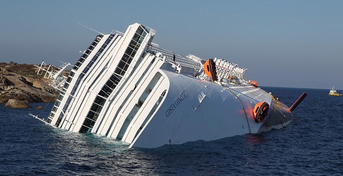 Tàu Costa Concordia mắc kẹt và đang chìm dần ở bờ biển gần đảo Giglio ở Tuscany, Ý ngày 14/1
