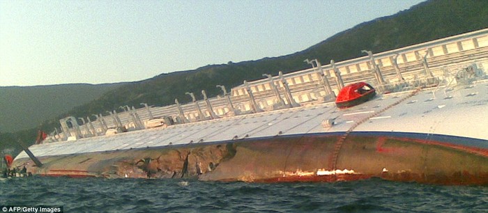 Tàu Costa Concordia mắc kẹt và đang chìm dần ở bờ biển gần đảo Giglio ở Tuscany, Ý ngày 14/1