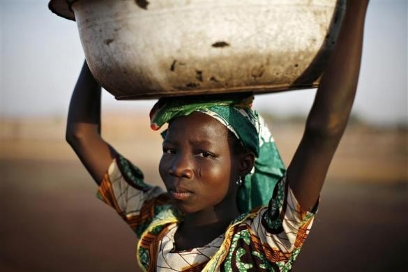 Một cô bé Ghana bán nước ở thành phố miền nam của Tamale ngày 24/1/2008.