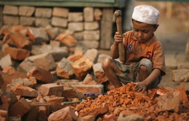 Sujon, 4 tuổi, thợ vỡ gạch tại Gabtoli, Dhaka ngày 7/12/2009