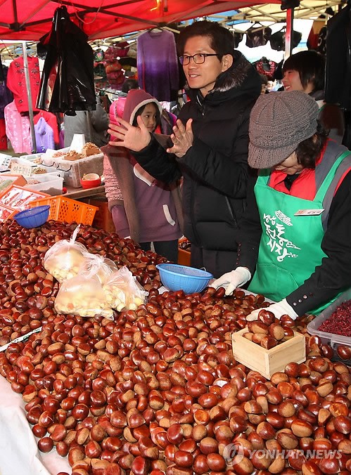 Người Hàn Quốc mua hạt dẻ ăn Tết tại khu chợ Moran ở Seongnam, phía nam Seoul.