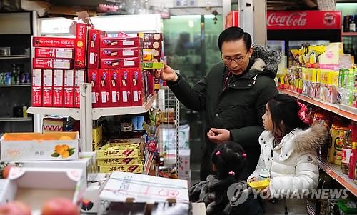 Tổng thống Hàn Quốc Lee Myung-bak, đệ nhất phu nhân Kim Yoon-ok và con gái đi sắm Tết