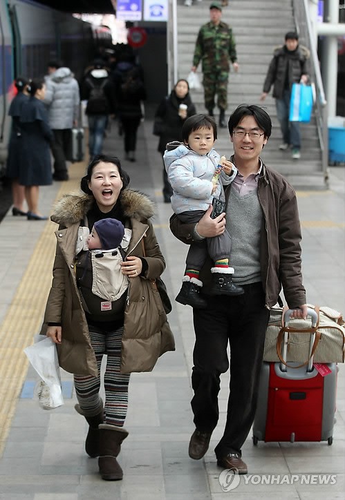 Một gia đình 4 người tại nhà ga Seoul