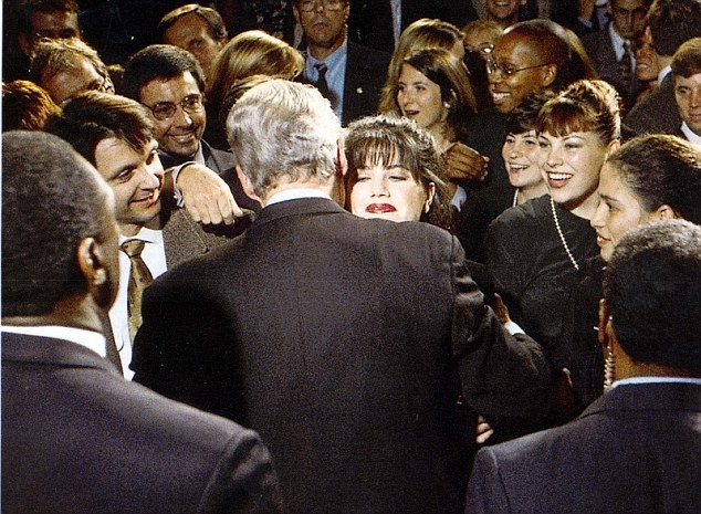 Tổng thống Bill Clinton ôm Monica Lewinsky 23 tuổi, người mà ông đã có quan hệ tình ái trong thời gian dài của nhiệm kỳ đầu tiên tại Nhà Trắng