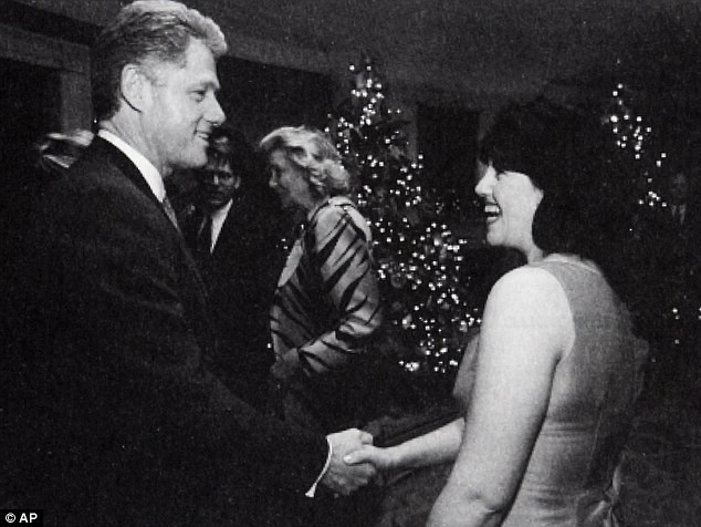 Một bức ảnh chụp năm 1995 ngay sau khi Clinton và Lewinsky bắt đầu mối quan hệ vụng trộm khi cô đến thực tập tại Nhà Trắng