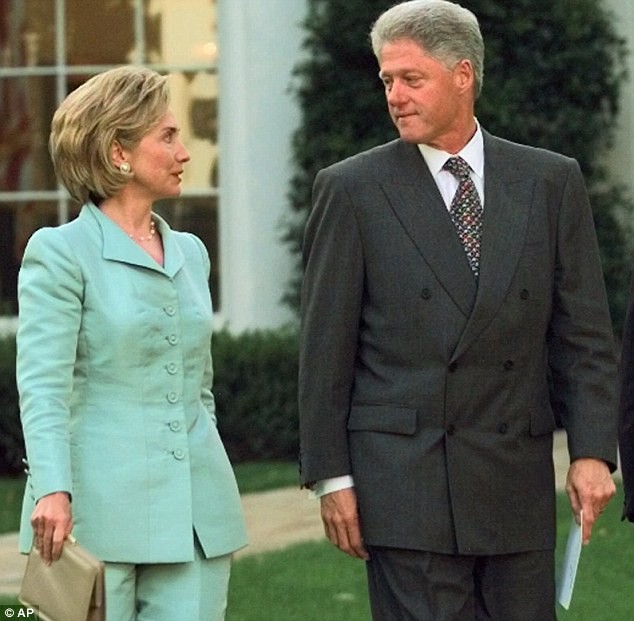Tổng thống Clinton và đệ nhất phu nhân Hillary đi bộ bên ngoài Phòng Bầu dục vào năm 1998 sau khi các chi tiết của mối quan hệ ngoài hôn nhân của ông với Lewinsky được công bố