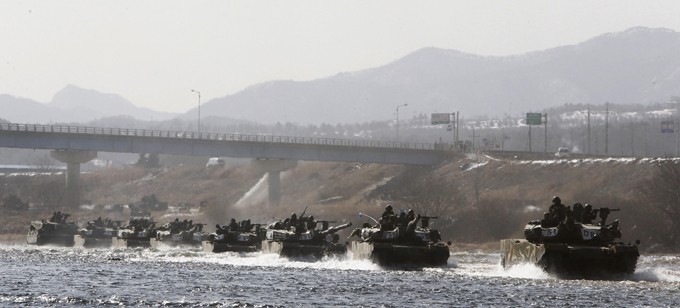 Cảnh quân đội Hàn Quốc tham gia tập trận bắn đạn pháo thật gần biên giới Triều Tiên hồi cuối tháng 1/2012. Ảnh AP
