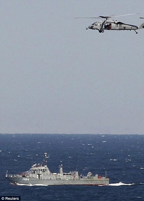 Trực thăng của Iran giám sát quá trình đoàn tàu Mỹ đi qua eo biển Hormuz