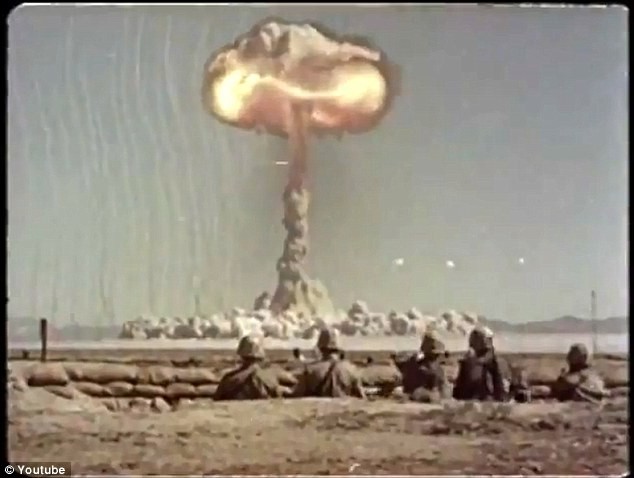 Cảnh một vụ thử nghiệm hạt nhân trên sa mạc Nevada trong khoảng giữa năm 1951-1957.