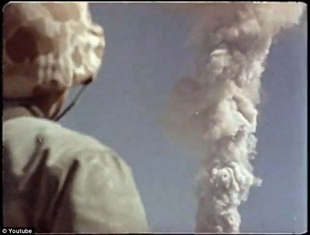 Một lính Mỹ đang ngắm đám mây hình nấm để lại vệt khói trên bầu trời