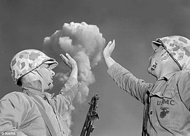 Những người lính thủy quân lục chiến không hề bận tâm tới đám mây hình nấm.