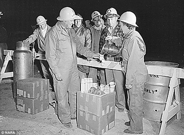 Lính Mỹ ăn sáng trước khi tiến hành một vụ thử nghiệm trong hoạt động Cue.
