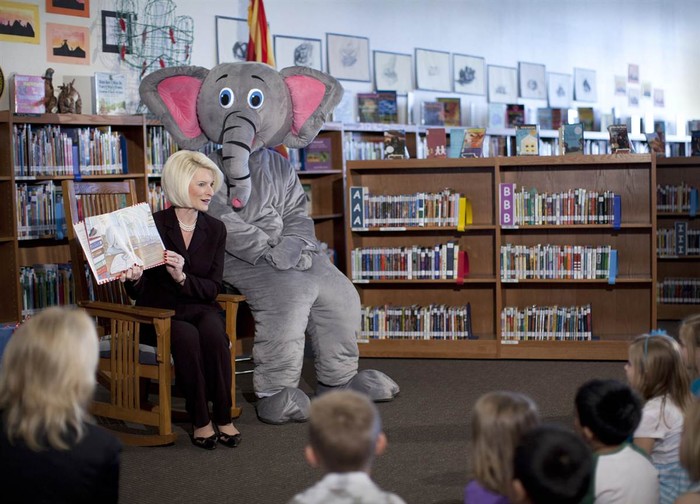 Callista Gingrich - vợ của ứng cử viên Tổng thống Mỹ Newt Gingrich đọc sách cho trẻ em tại trường Chaparral Elementary, Gibert, Arizona ngày 22/2.