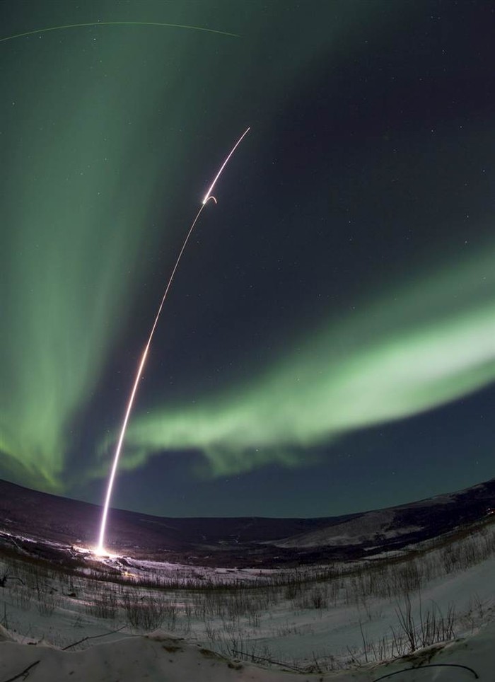 Một quả tên lửa bay dưới bầu trời cực quang ở Alaska trong một chương trình thử nghiệm ảnh hưởng của cực quang tới hệ thống điện, GPS và các tín hiệu khác.