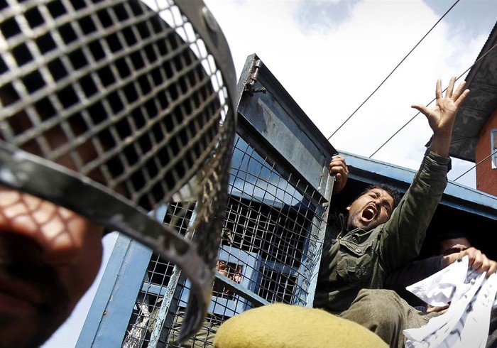 Một nhân viên y tế Kashmiri hô khẩu hiệu sau khi bị cảnh sát bắt giữ trong một cuộc biểu tình đòi việc làm ổn định ở Srinagar ngày 23/2.