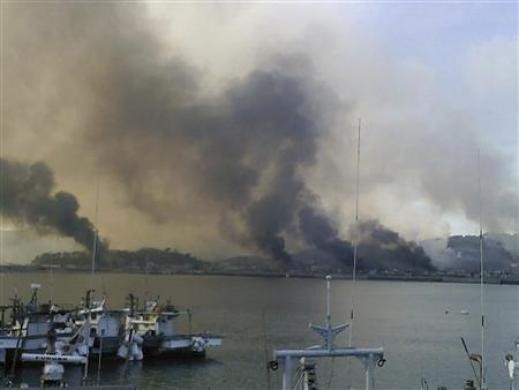 Ảnh khói lửa bốc lên từ đảo Yeonpyeong sau trận đọ pháo tháng 11/2010