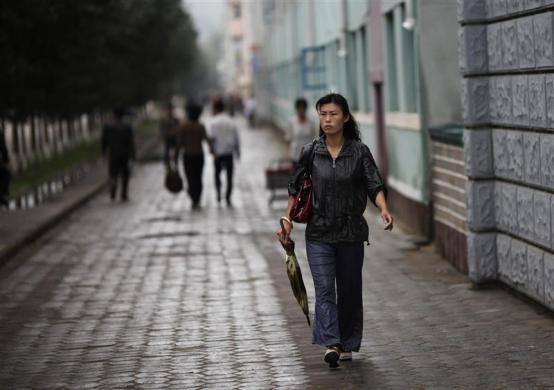 Một phụ nữ Triều Tiên đi bộ trên phố Rajin thuộc khu đặc quyền kinh tế Rason, bắc Bình Nhưỡng ngày 30/8/2011.