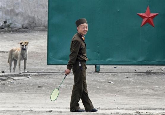 Một binh sĩ Triều Tiên cầm chiếc vợt cầu lông ở khu vực sông Yalu, một thị trấn thuộc Sinuiju nằm gần biên giới với tỉnh Dandong của Trung Quốc ngày 20/5/2011.