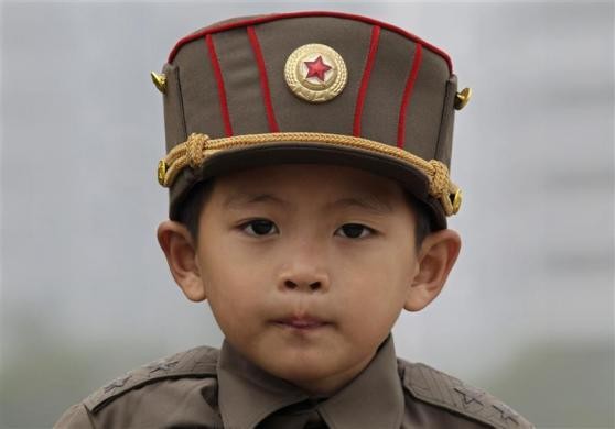 Một cậu bé Bình Nhưỡng mặc trang phục bộ đội ngày 11/10/2010.
