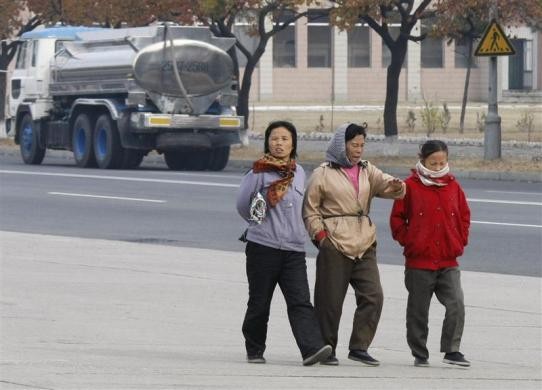 Người Bình Nhưỡng đi bộ trên phố ngày 13/11/2008.