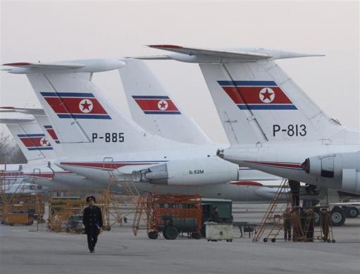 Công nhân Triều Tiên làm việc tại sân bay Sunan ở Bình Nhưỡng ngày 12/11/2008.