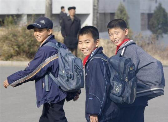Trẻ em Bình Nhưỡng trên đường tới trường ngày 13/11/2008.
