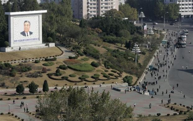 Người dân đi bộ gần tấm bảng mang hình nhà sáng lập Triều Tiên Kim Il-sung tại Bình Nhưỡng ngày 27/10/2008.