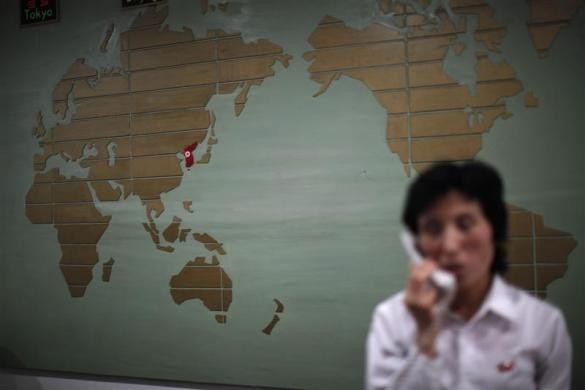 Tấm bản đồ thế giới được đánh dấu đỏ ở vị trí của Triều Tiên tại khách sạn ở thành phố Rason ngày 29/8/2011.