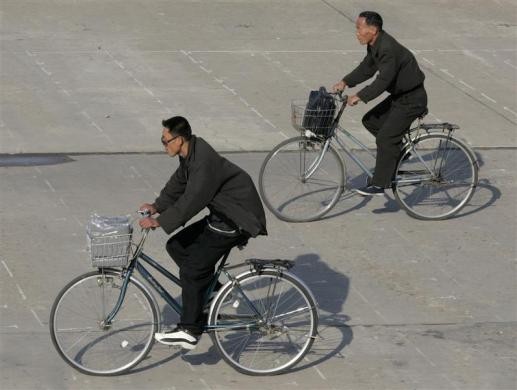 Người Bình Nhưỡng đạp xe trên phố ngày 25/10/2008.