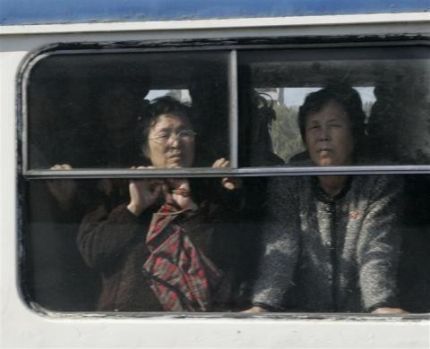 Người dân Bình Nhưỡng trên xe bus ngày 27/10/2008.