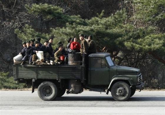 Quân nhân Triều Tiên cùng người dân trên chiếc xe tải tại một ngôi làng nằm ở ngoại ô Bình Nhưỡng ngày 14/11/2008.