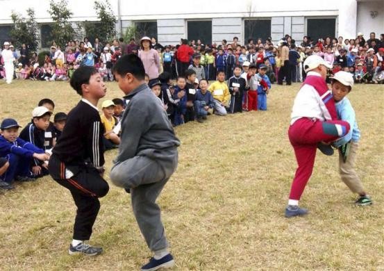 Trẻ em Triều Tiên tham gia trò chơi nhảy lò cò tại một lễ hội ở Bình Nhưỡng ngà 20/10/2008.